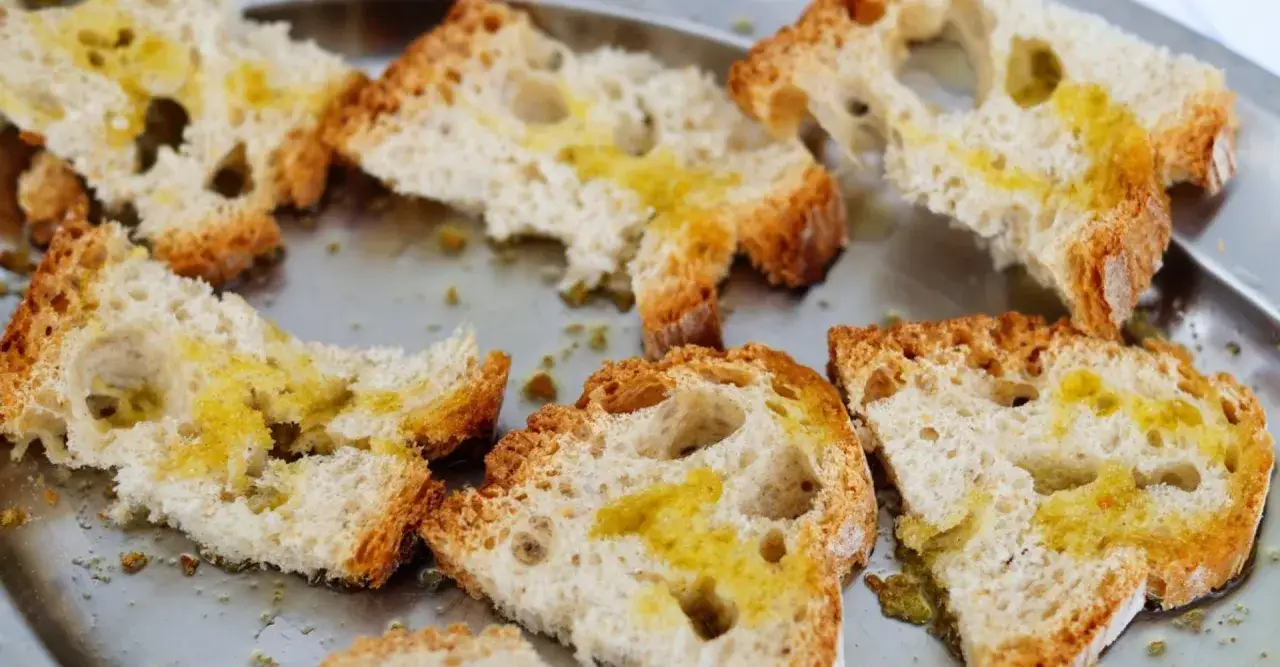 Fettunta toscana: fette di pane abbrustolito condite con olio d'oliva, un classico antipasto toscano.