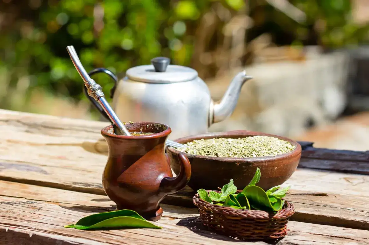 Naczynie z yerba mate, czajnik i miska z suszem. Pamiętaj o yerba mate - właściwości negatywne, by nie przesadzić z ilością.