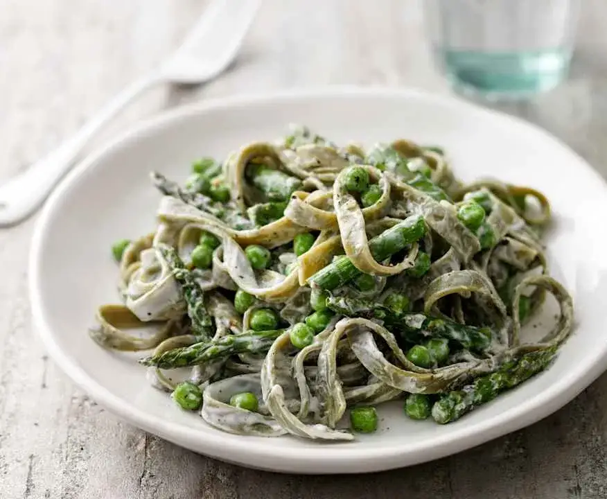 wiosenne tagliatelle ze szparagami i groszkiem