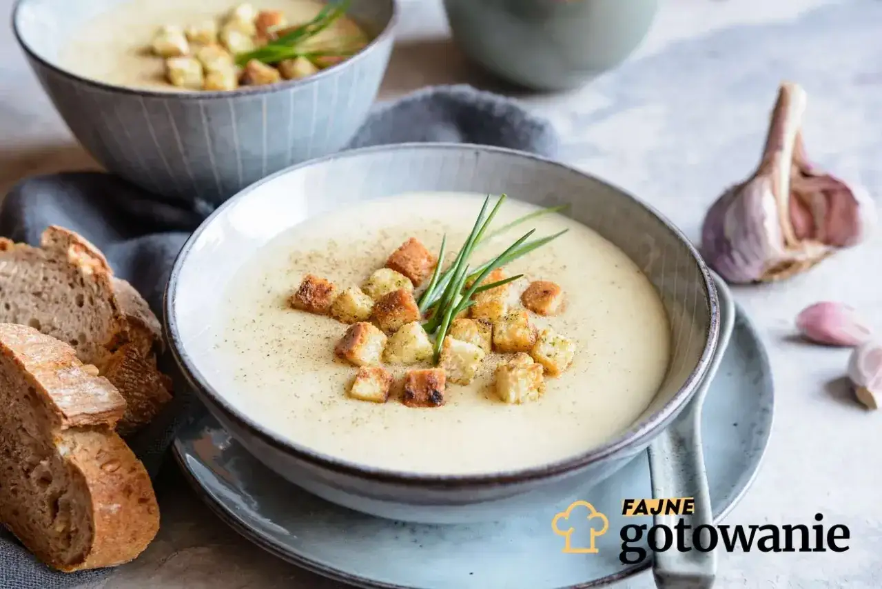 Kremowa zupa czosnkowa czeska, idealna na chłodne dni. Przepis na tę aromatyczną zupę znajdziesz na Fajne Gotowanie.