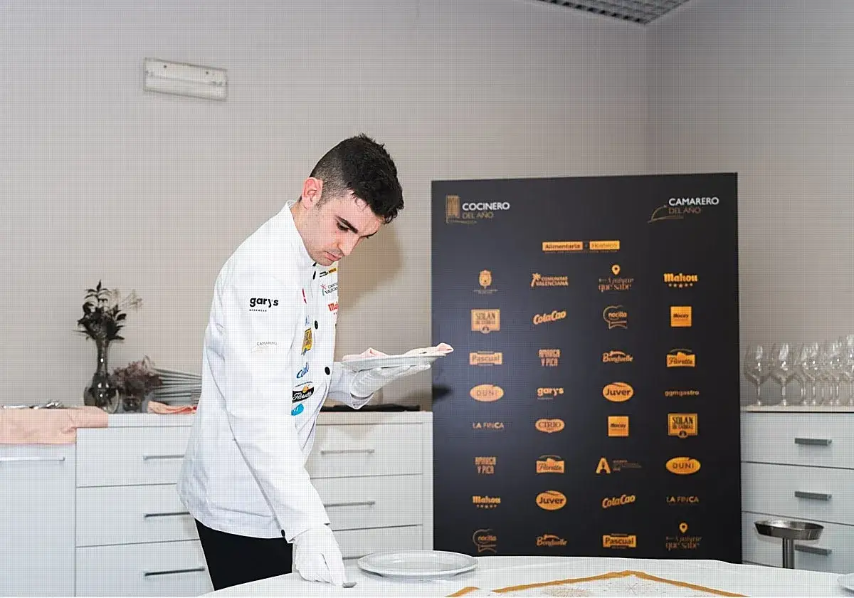 Joven camarero con guantes blancos prepara una mesa, mostrando la importancia de los derechos y obligaciones de un camarero en un evento.