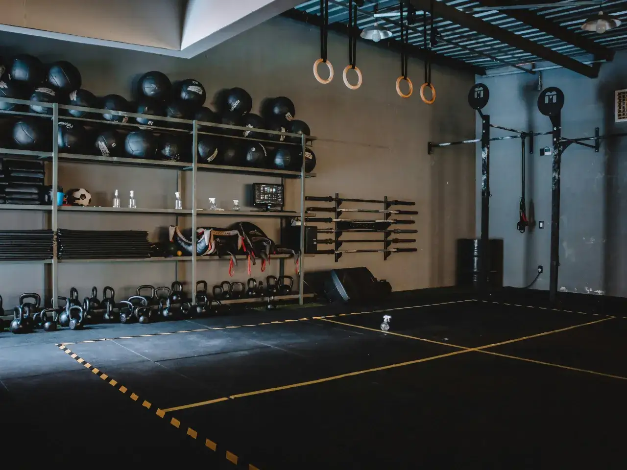 wnętrze boxu CrossFit sprzęt treningowy