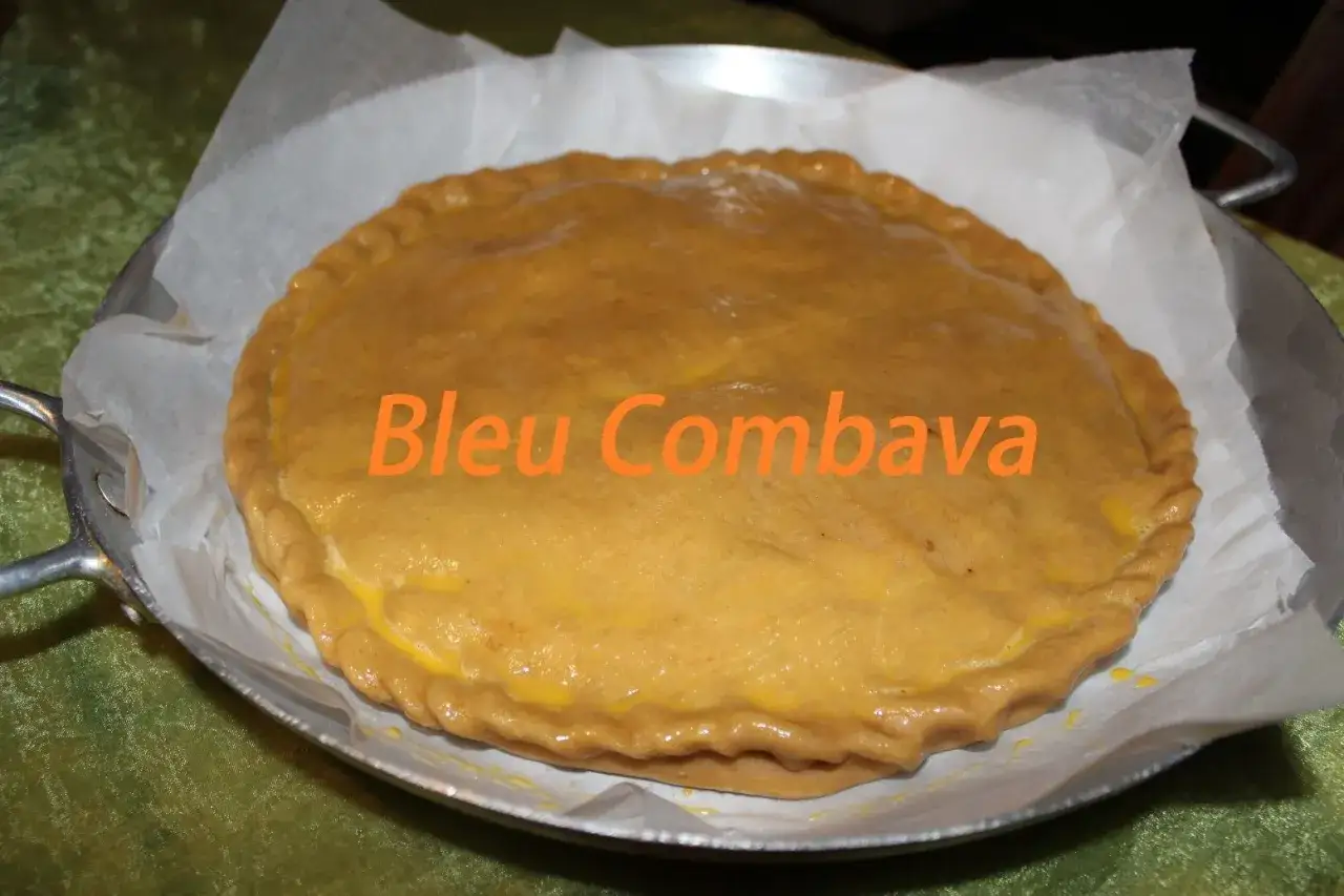 Une empanada gallega dor&eacute;e, pr&ecirc;te &agrave; &ecirc;tre d&eacute;gust&eacute;e. Le texte 