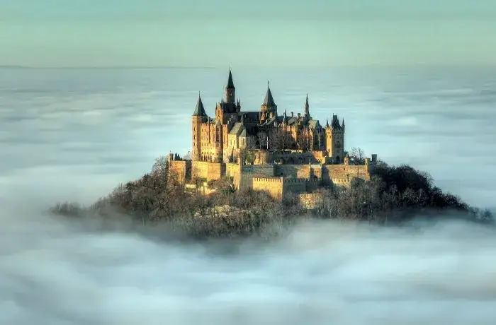 Schloss Hohenzollern im Nebel &uuml;ber den Wolken