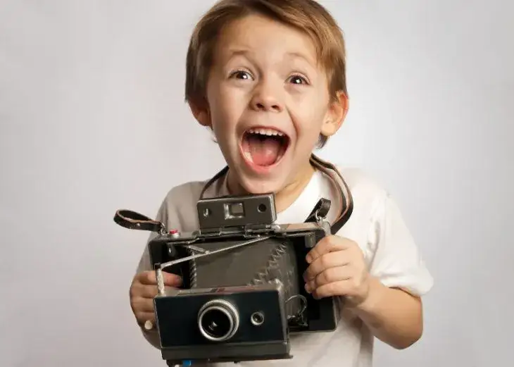 dziecko z aparatem fotograficznym