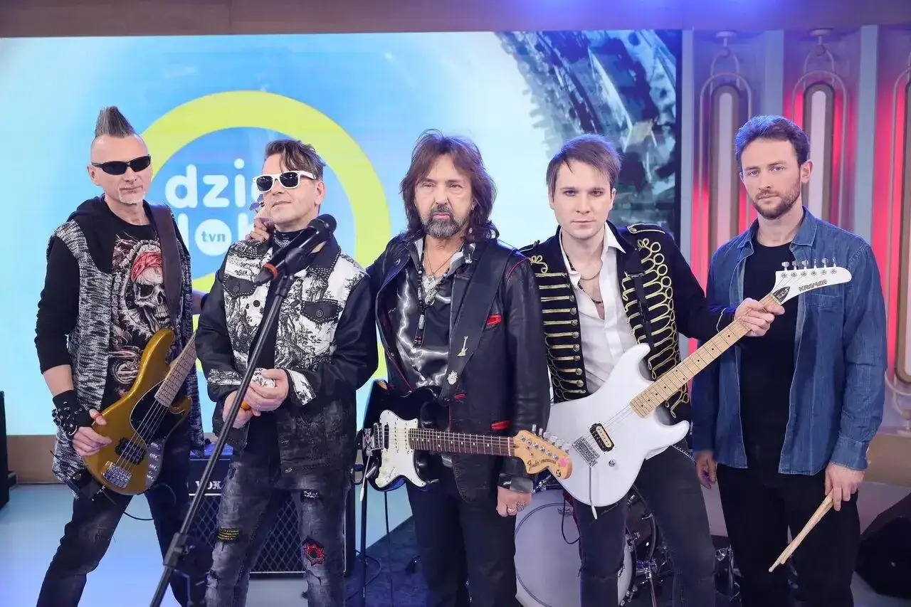 Zespół Jary Oddział Zamknięty w studiu TVN, gotowy do występu. Czterech muzyków z gitarami i pałeczkami perkusyjnymi.