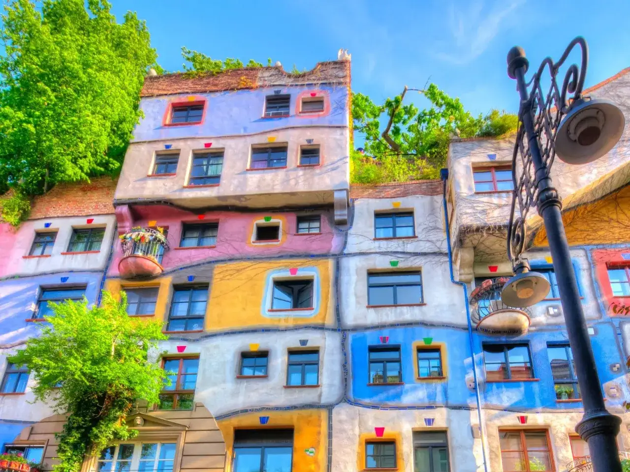 Edificio Hundertwasser en Viena, un fest&iacute;n de colores y formas. &iexcl;Ideal para tu plan de viena en 4 dias!
