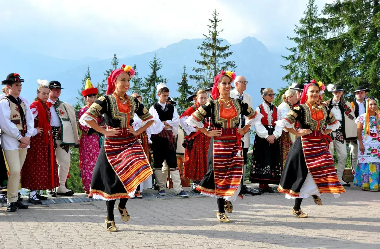 Tancerki w barwnych strojach ludowych na międzynarodowym festiwalu folkloru ziem g&oacute;rskich.