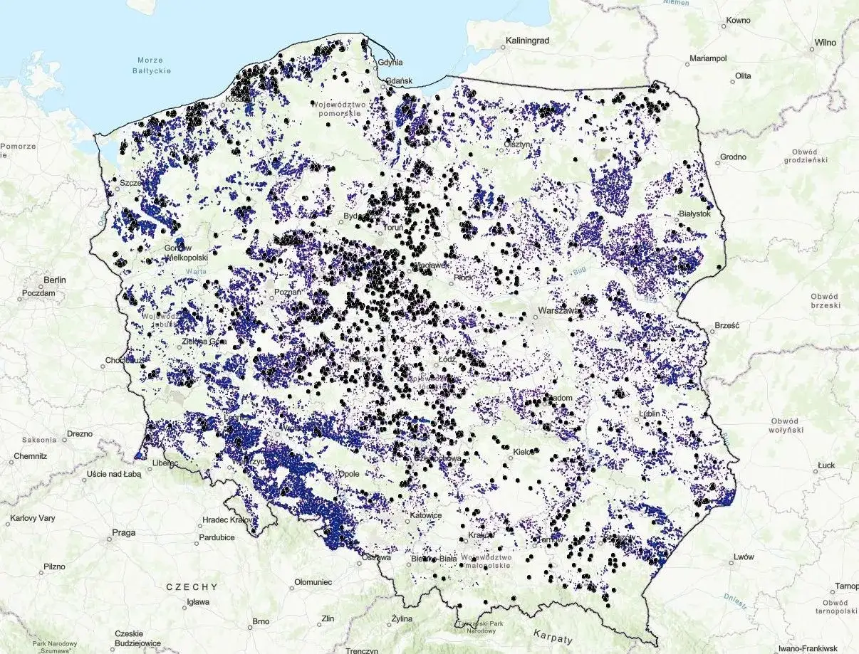 Mapa Polski z zaznaczonymi obszarami potencjalnych lokalizacji farm wiatrowych, zgodnych z założeniami ustawy wiatrakowej.