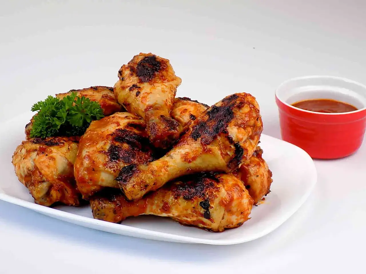 Udek z kurczaka w najlepszej marynacie, grillowany do perfekcji, podany z sosem BBQ.