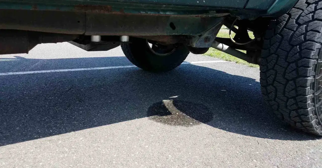 Ein Fleck auf dem Asphalt deutet auf Kondenswasser der Klimaanlage hin.
