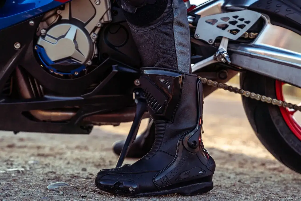 Stivale da moto nero con suola in acciaio, pronto per l'avventura.
