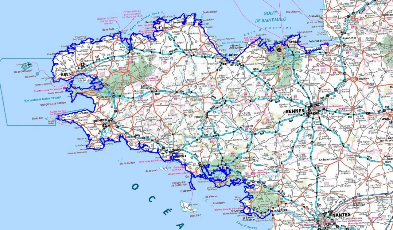 Carte routière de la Bretagne, montrant les villes, les routes et les côtes. La **gr34 bretagne carte** est bien visible, serpentant le long du littoral.