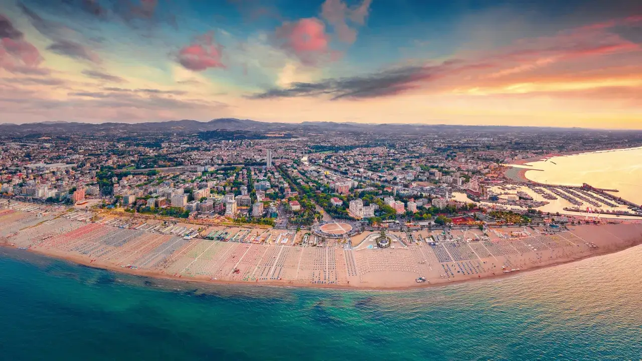 rimini strand und altstadt kontrast