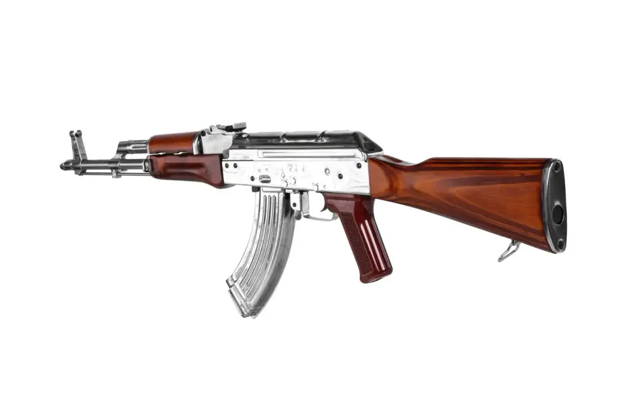 Elegancki karabinek szturmowy AEG z drewnianą kolbą i okładzinami, błyszczącym magazynkiem i metalowymi elementami.