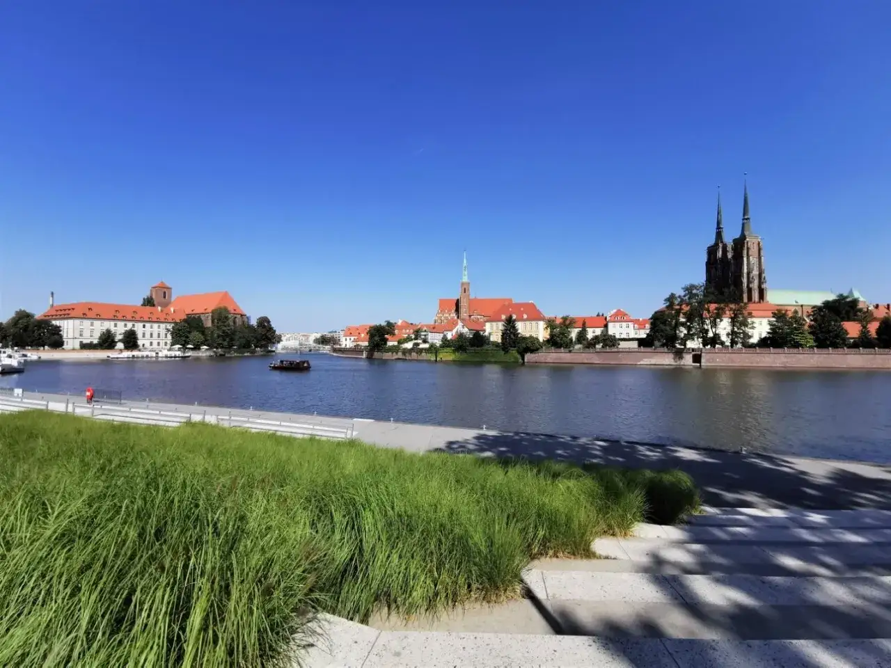 Piękny widok na Ostrów Tumski we Wrocławiu, idealne miejsce, gdzie na spacer. Rzeka Odra, katedra i zabytkowe budynki.