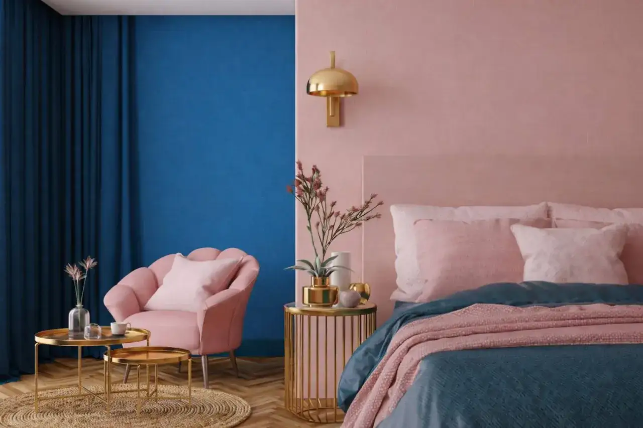 Chambre chic avec fauteuil rose poudr&eacute;, rideaux bleus profonds et lit douillet. Une nouvelle tendance d&eacute;co audacieuse et &eacute;l&eacute;gante.