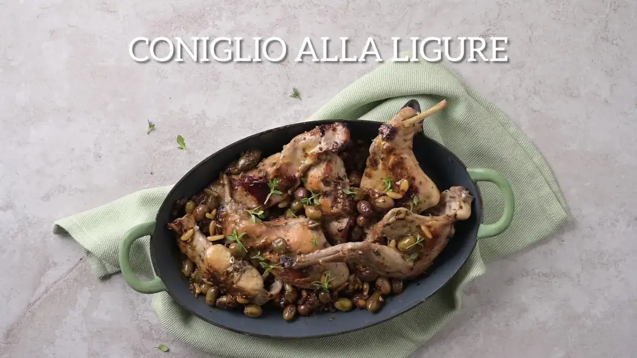 Un saporito coniglio alla ligure, cotto in tegame con olive e pinoli, guarnito con erbe aromatiche.