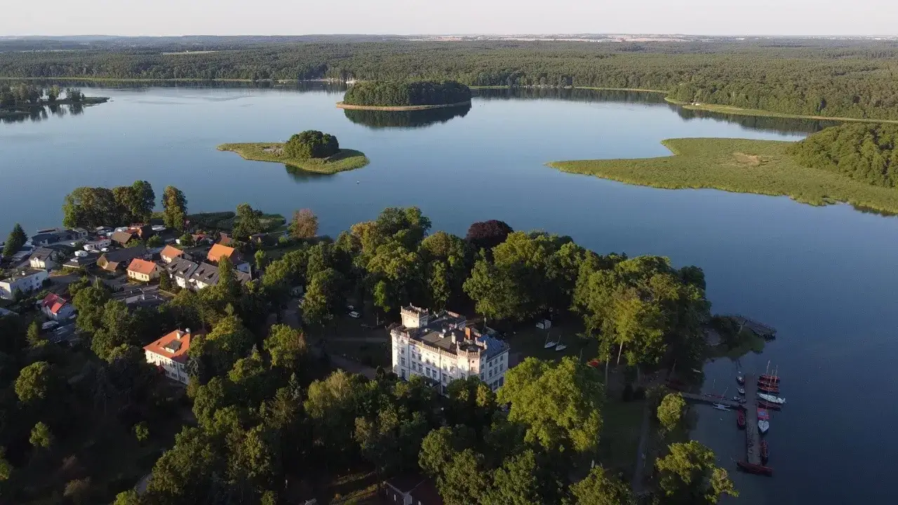 Piękne krajobrazy jezior lubuskich, zalesione brzegi