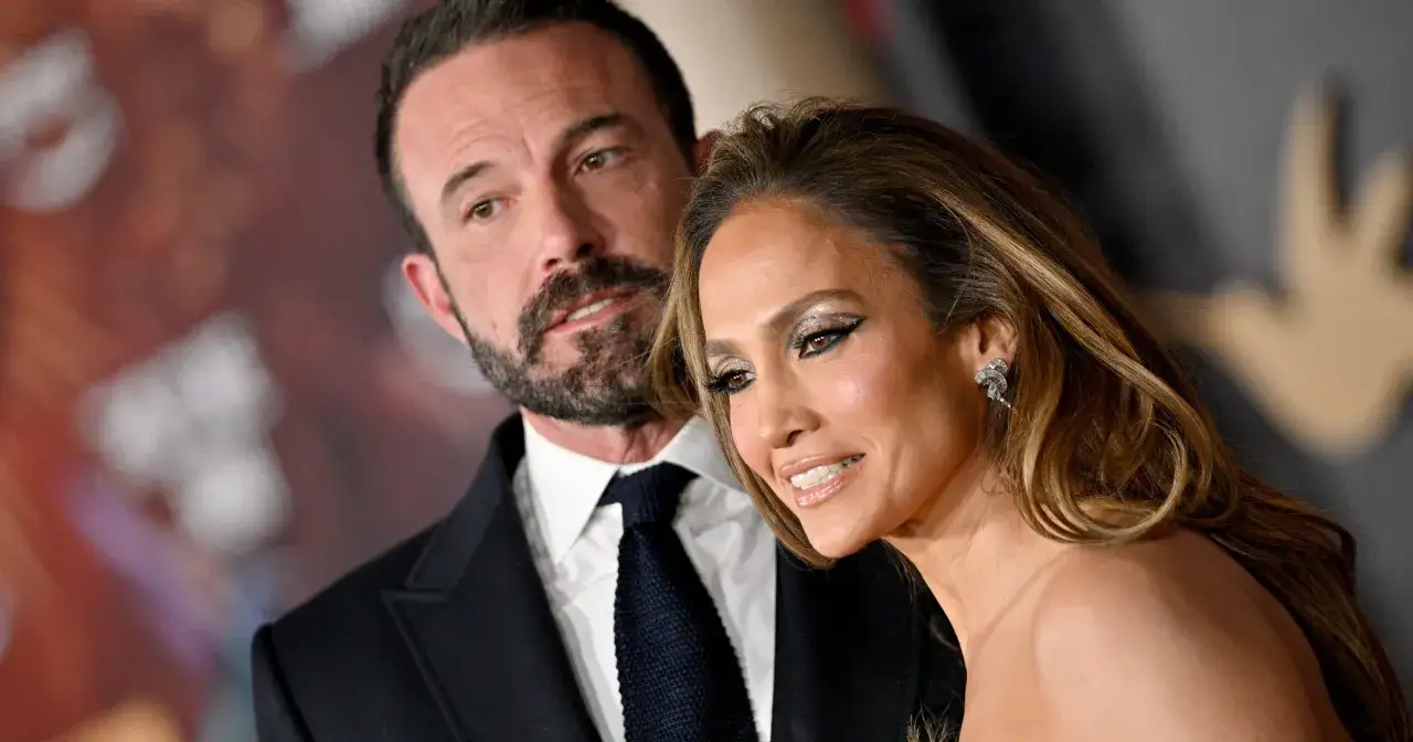 Jennifer Lopez i jej mąż Ben Affleck na czerwonym dywanie.