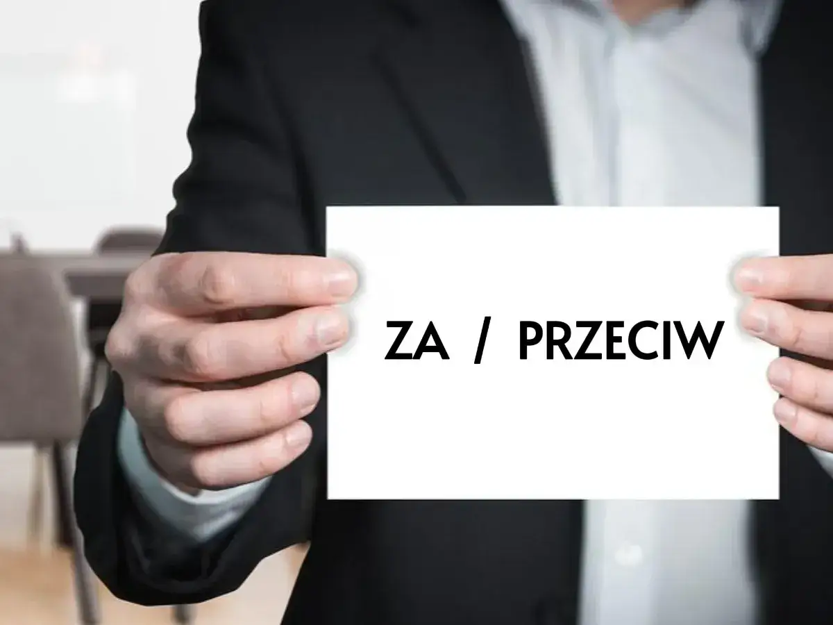Ręce trzymają kartkę z napisem 
