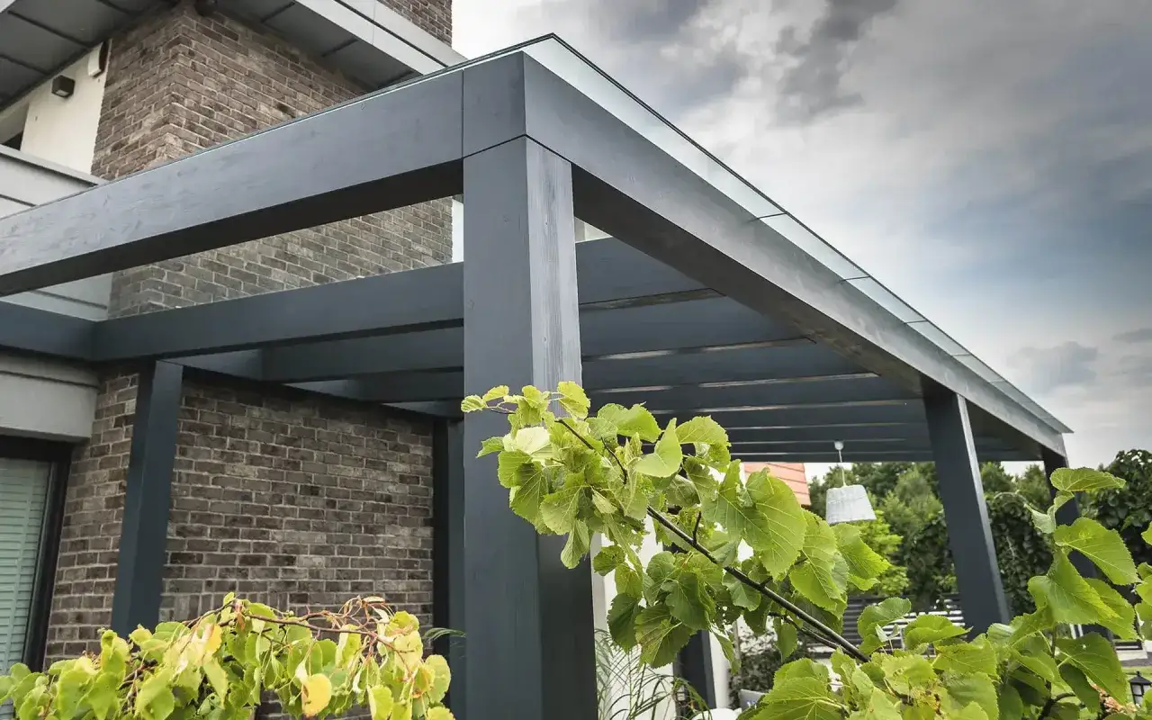 Porównanie materiałów na pergolę drewno aluminium