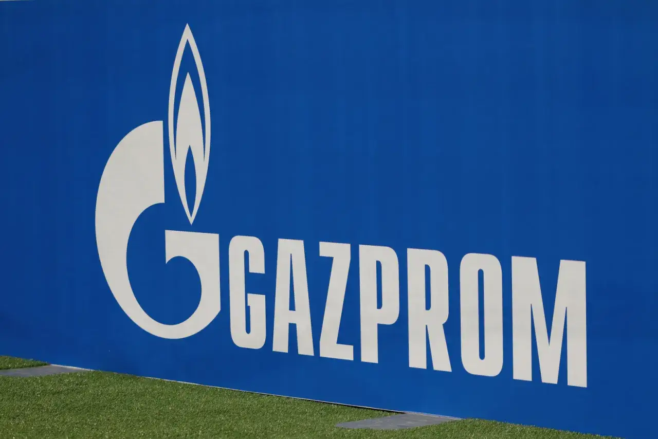 Gazprom-Logo auf blauem Hintergrund. Ein Symbol einer Flamme &uuml;ber dem Schriftzug. Investoren hoffen auf Erholung, doch der **Gazprom ADR Totalverlust** bleibt eine Sorge.