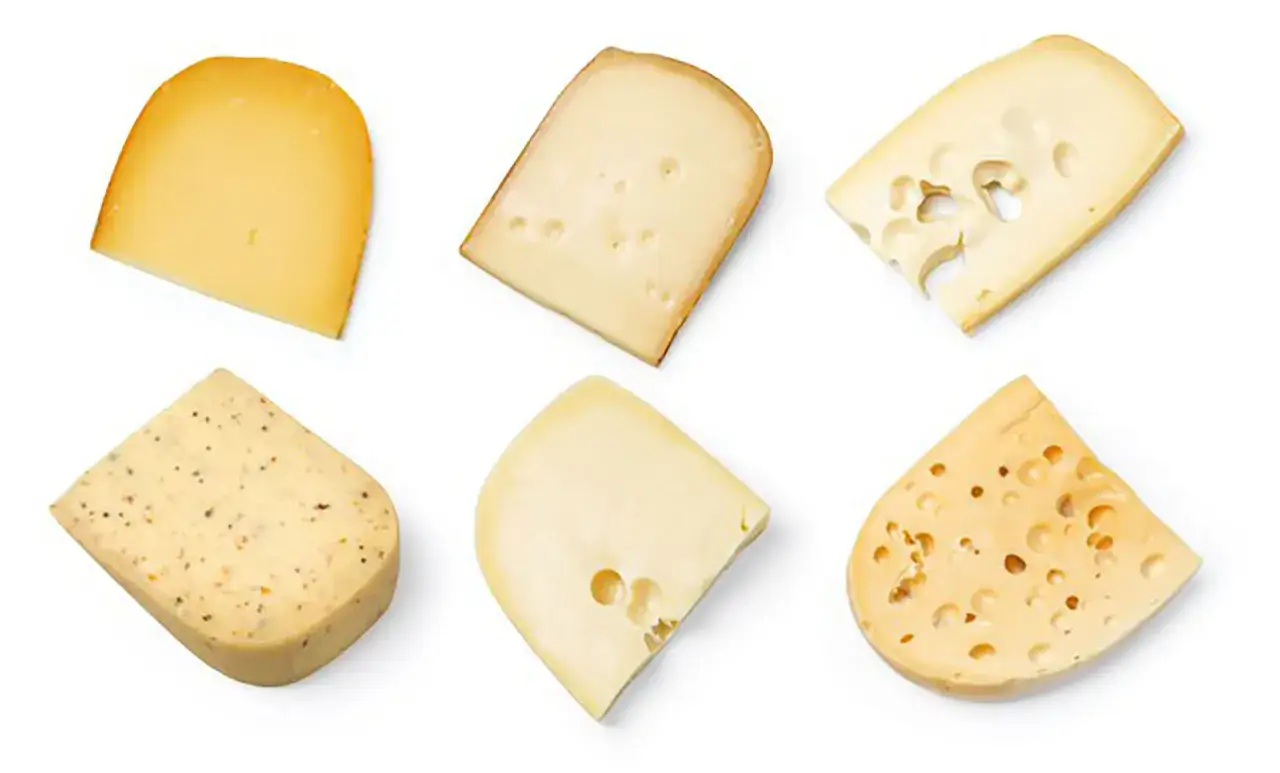 Six portions de fromage à pâte cuite, dont un avec des grains de poivre, sont présentées sur fond blanc.