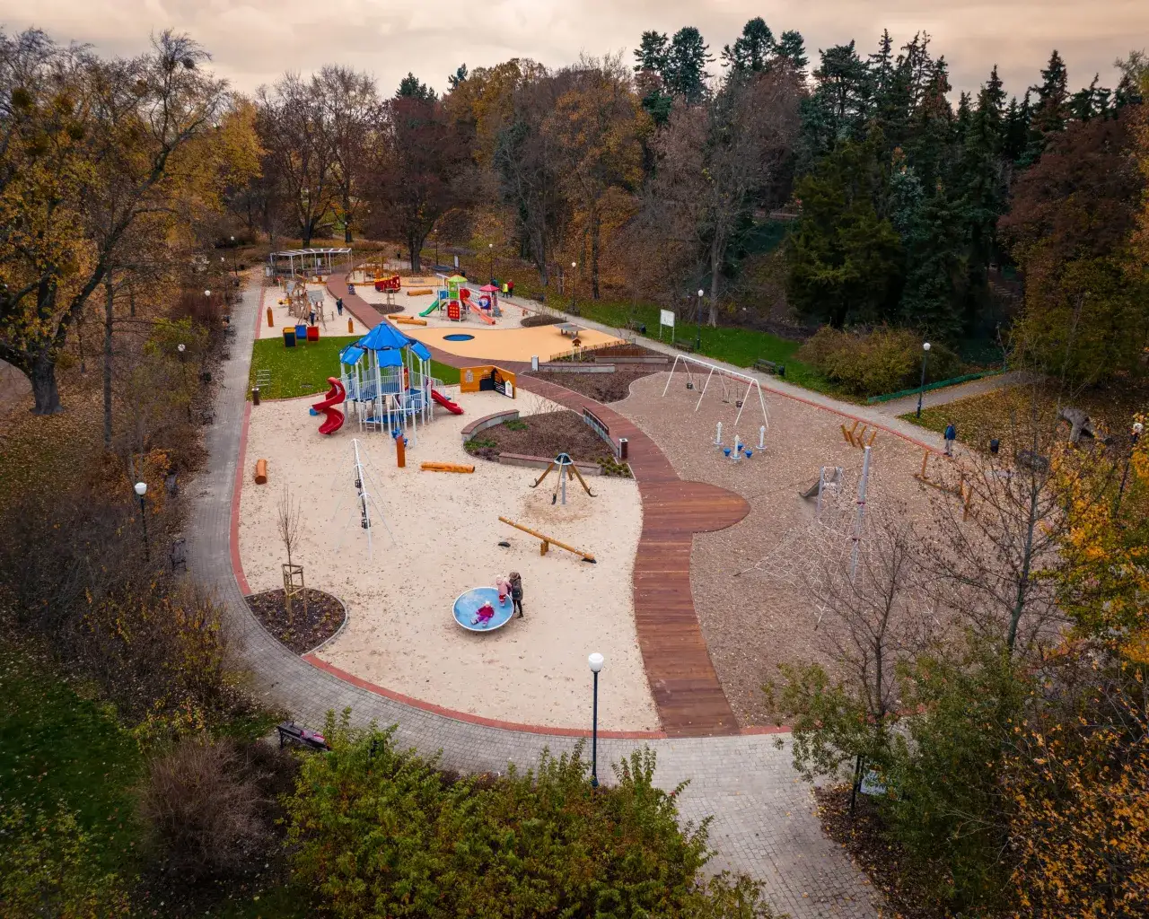 Nowa zieleń Park Żeromskiego plac zabaw