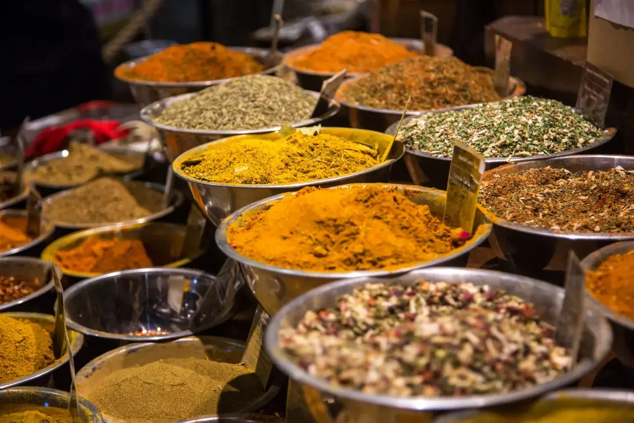 Miseczki pełne kolorowych przypraw, idealnych do przygotowania aromatycznego curry. Zobacz, jakie przyprawy do curry wybrać, by uzyskać najlepszy smak.