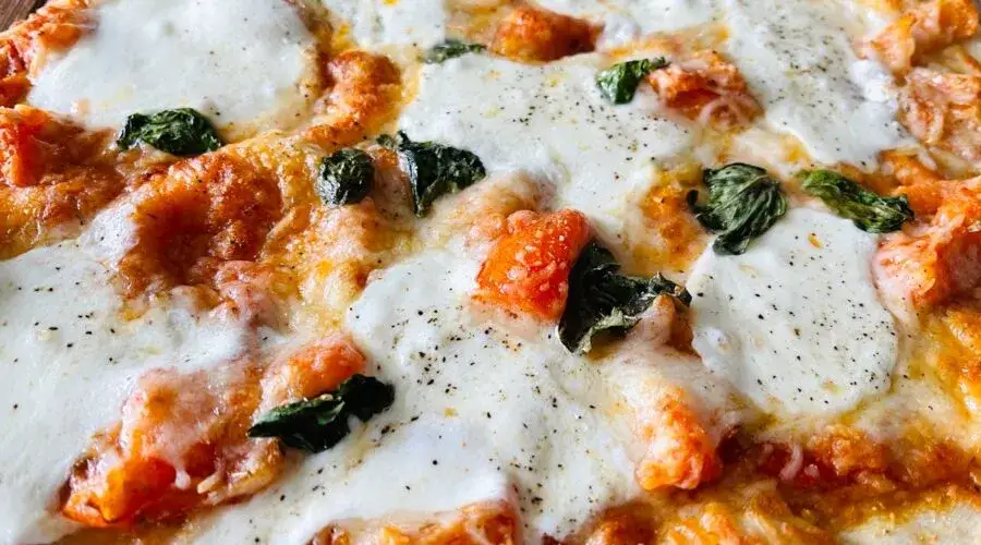 r&oacute;żne rodzaje mozzarelli do pizzy