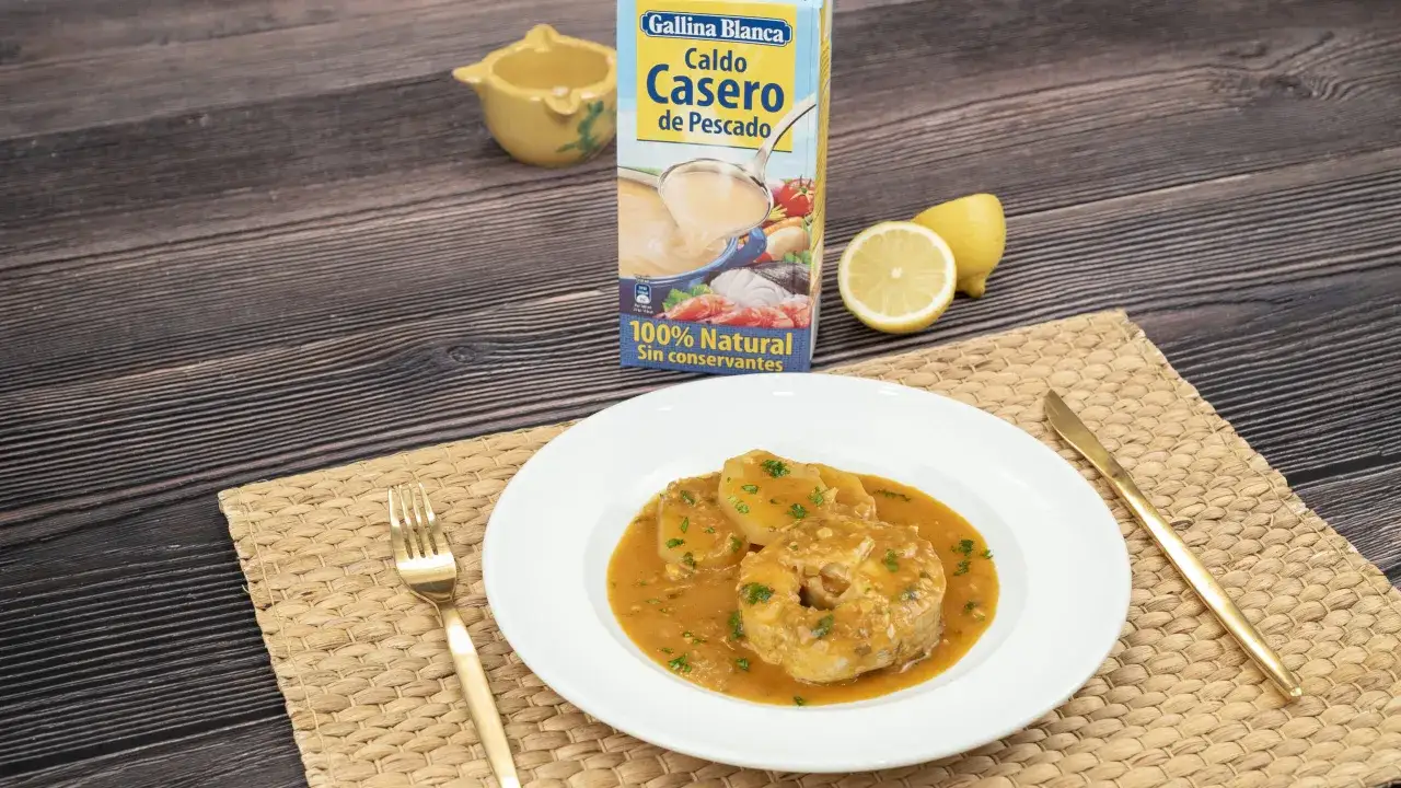Merluza a la marinera con patatas, un plato casero y delicioso.