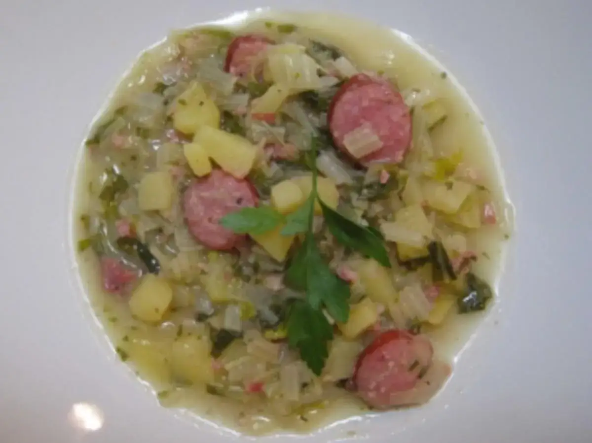 Omas Stielmus-Rezept: Ein herzhafter Eintopf mit Kartoffeln, Wurst und viel Grün.