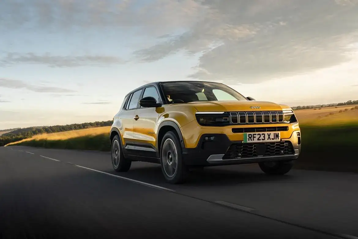 Nowoczesny SUV na drodze