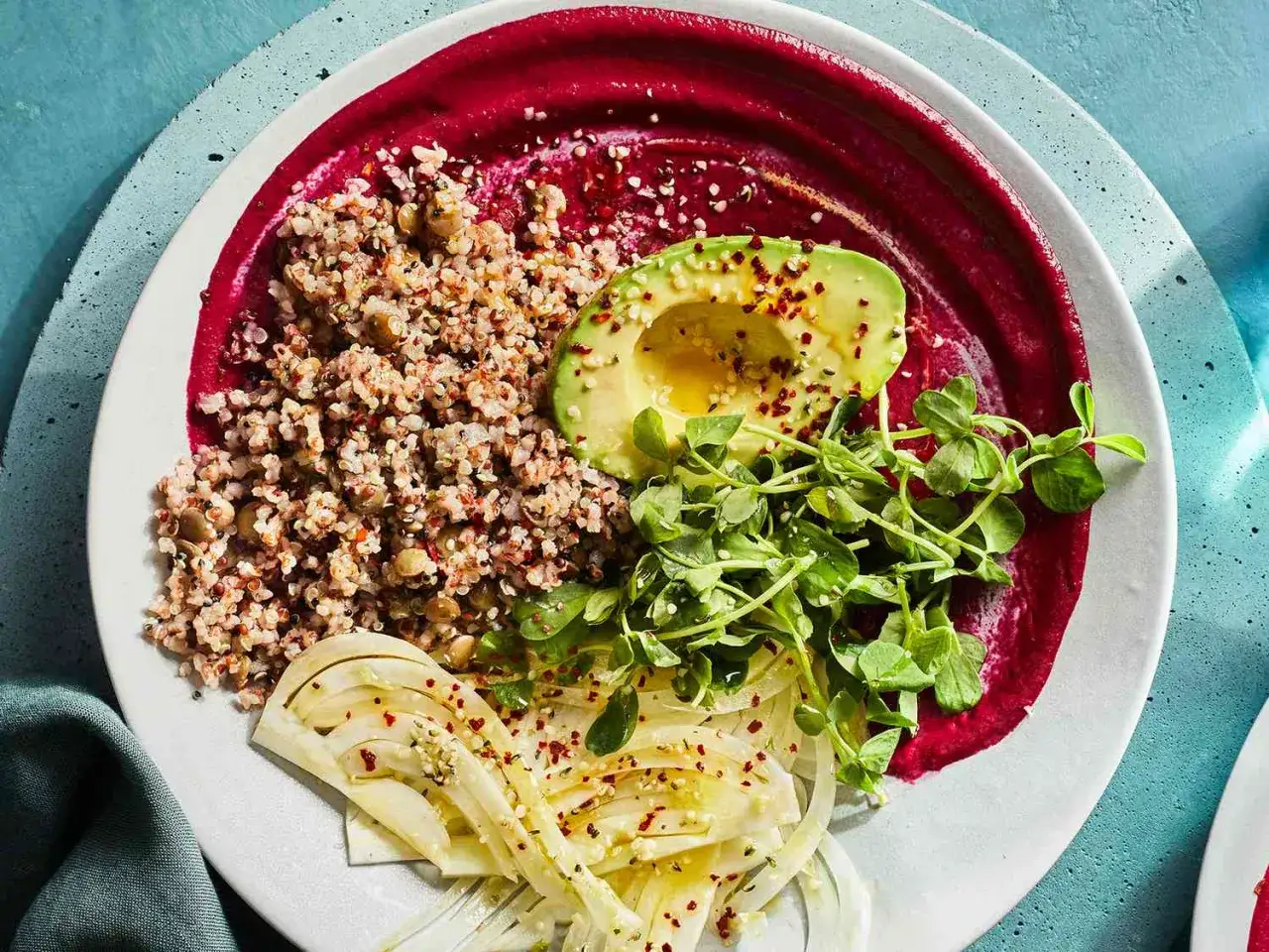 En skål med quinoa, avokado, fänkål och en krämig rödbetsbas. En näringsrik måltid rik på fibrer.