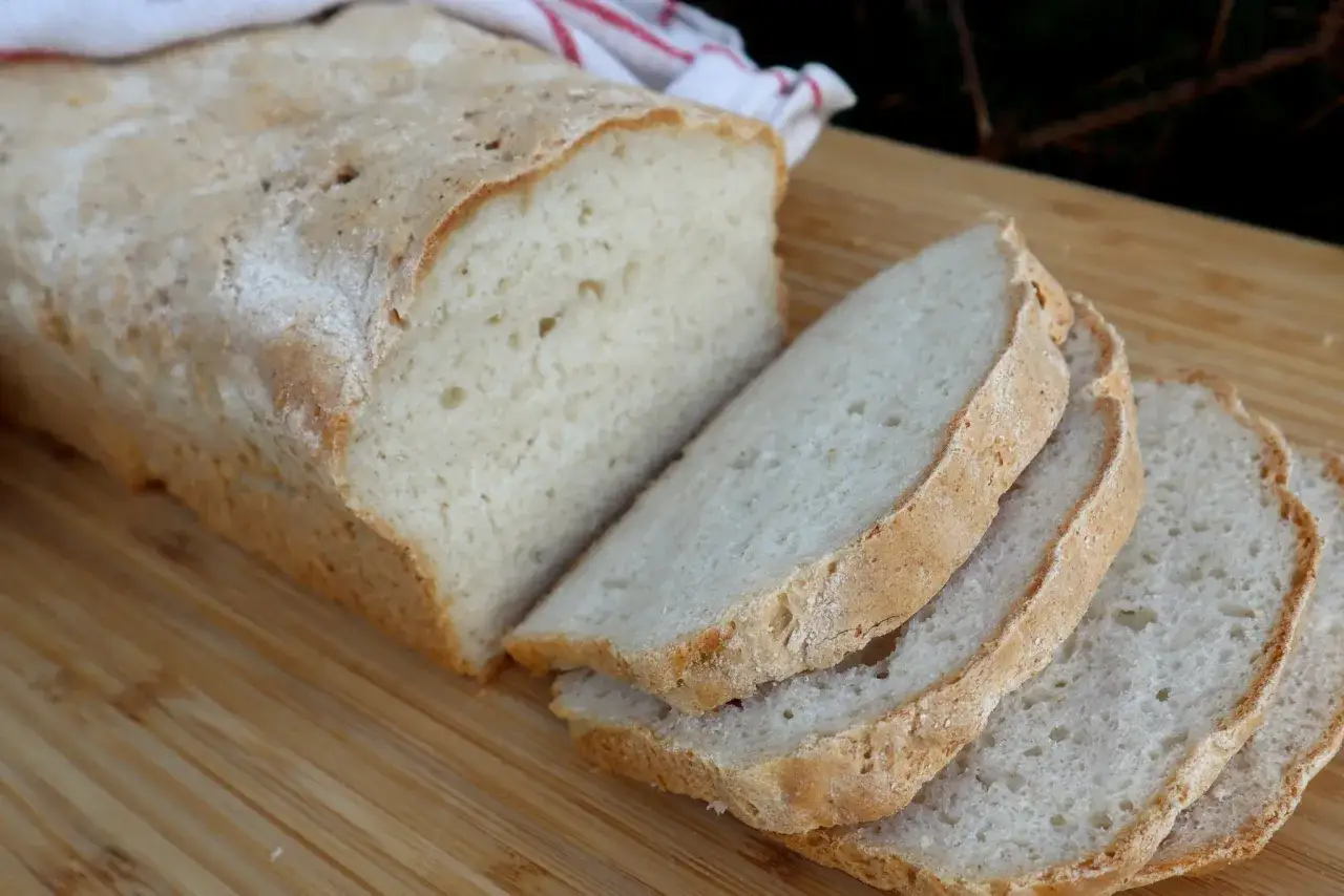 Nytt, fluffigt bröd bakat med havremjöl istället för vetemjöl. Skivat och redo att avnjutas.