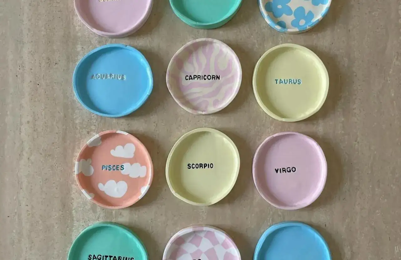 Assiettes d&eacute;coratives en argile autodurcissante, id&eacute;ales pour les signes du zodiaque. Couleurs pastel et motifs doux.