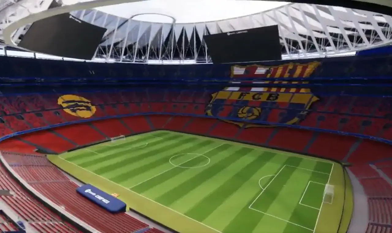 Wizualizacja stadionu Camp Nou po remoncie. Widać zieloną murawę, trybuny w barwach FC Barcelony i nowe elementy dachu.