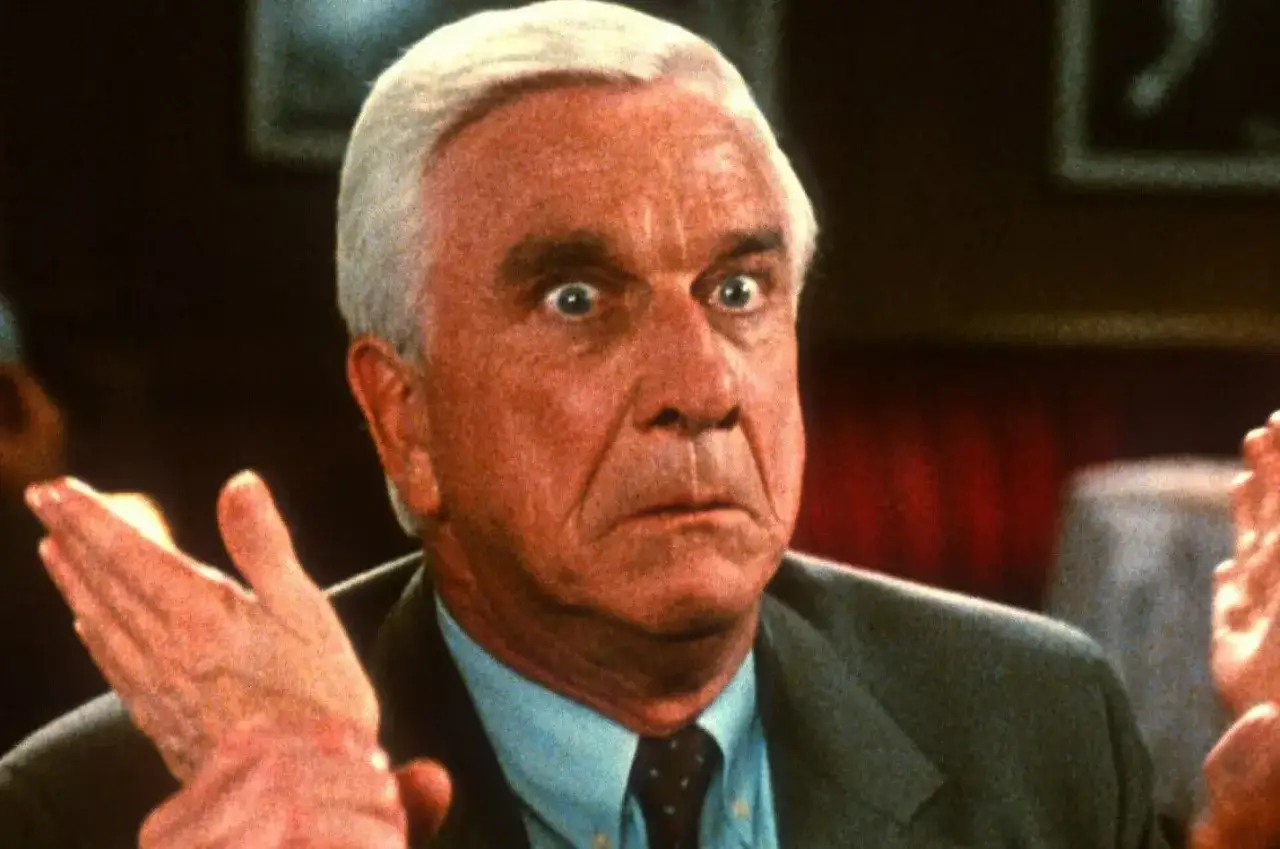 Leslie Nielsen z przerażeniem w oczach, jak w swoich niezapomnianych leslie nielsen filmy seriale i programy.