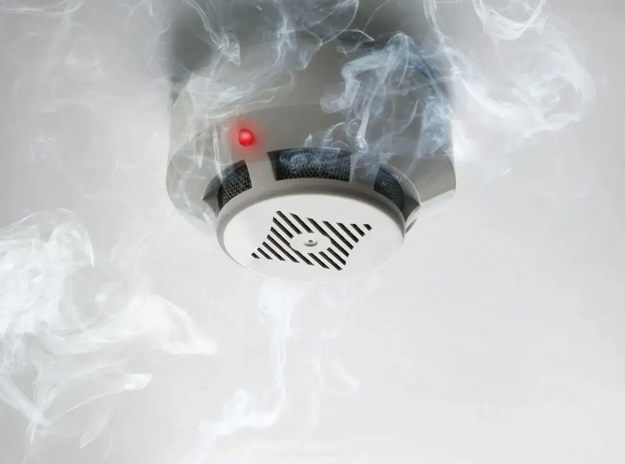 Dym otacza czujnik, czerwona lampka sygnalizuje alarm. Dowiedz się, jak wyłączyć czujnik dymu w razie fałszywego alarmu.