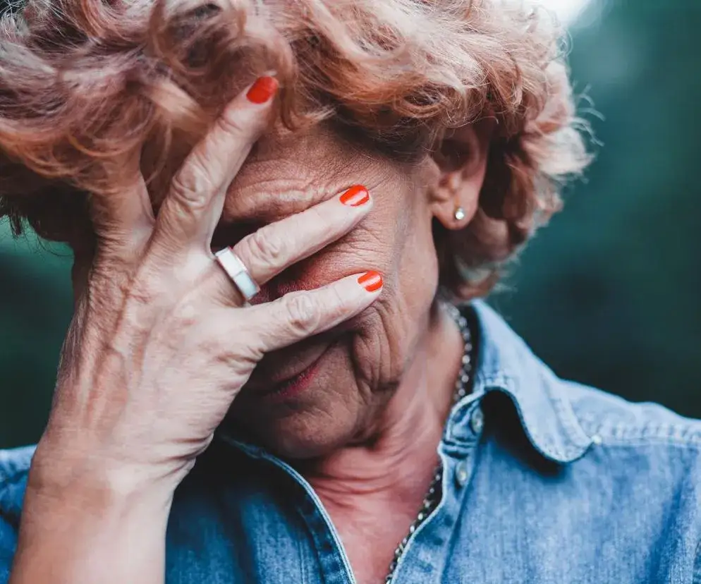 kobieta zaniepokojona objawami menopauzy