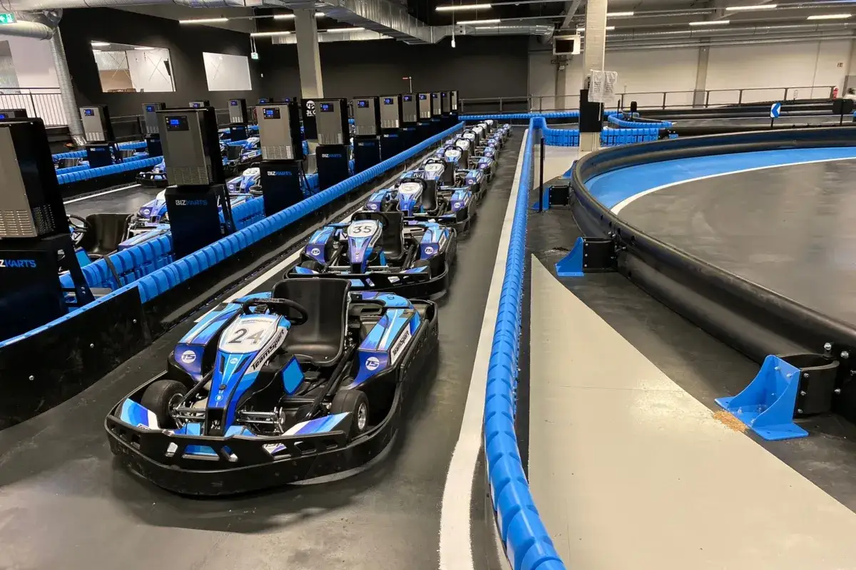 Reihe von Go-Karts auf der Kartbahn Gladbach, bereit f&uuml;r ein Rennen.