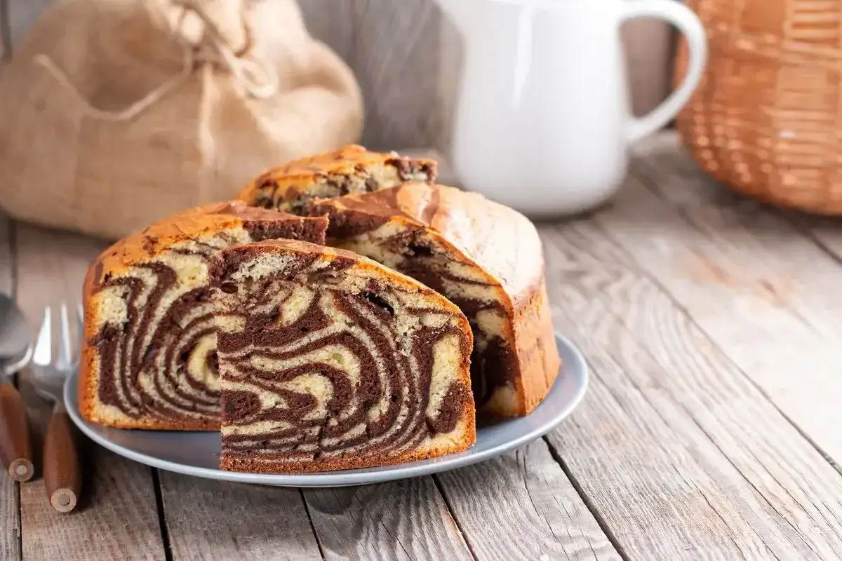 Torta zebrata, soffice e golosa, preparata in friggitrice ad aria. Perfetta per la colazione o la merenda.