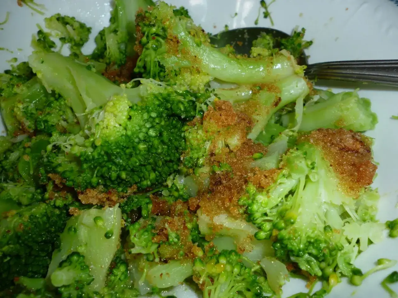 Ugotowany brokuł z bułką tartą, gotowy do podania. Prosty sposób, jak ugotować brokuł, by był pyszny.