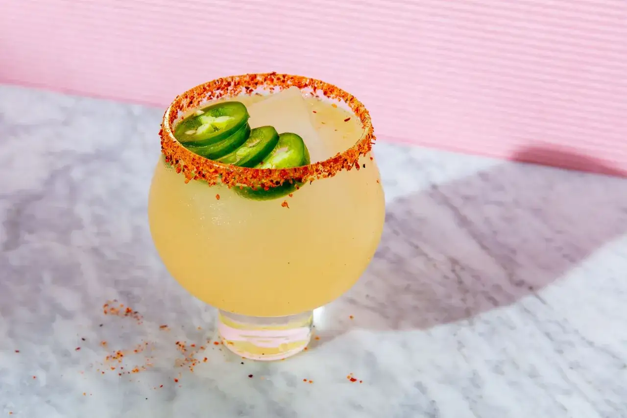 En l&auml;cker, isig spicy margarita med jalape&ntilde;os och en kryddig saltkant. Perfekt f&ouml;r en varm dag!