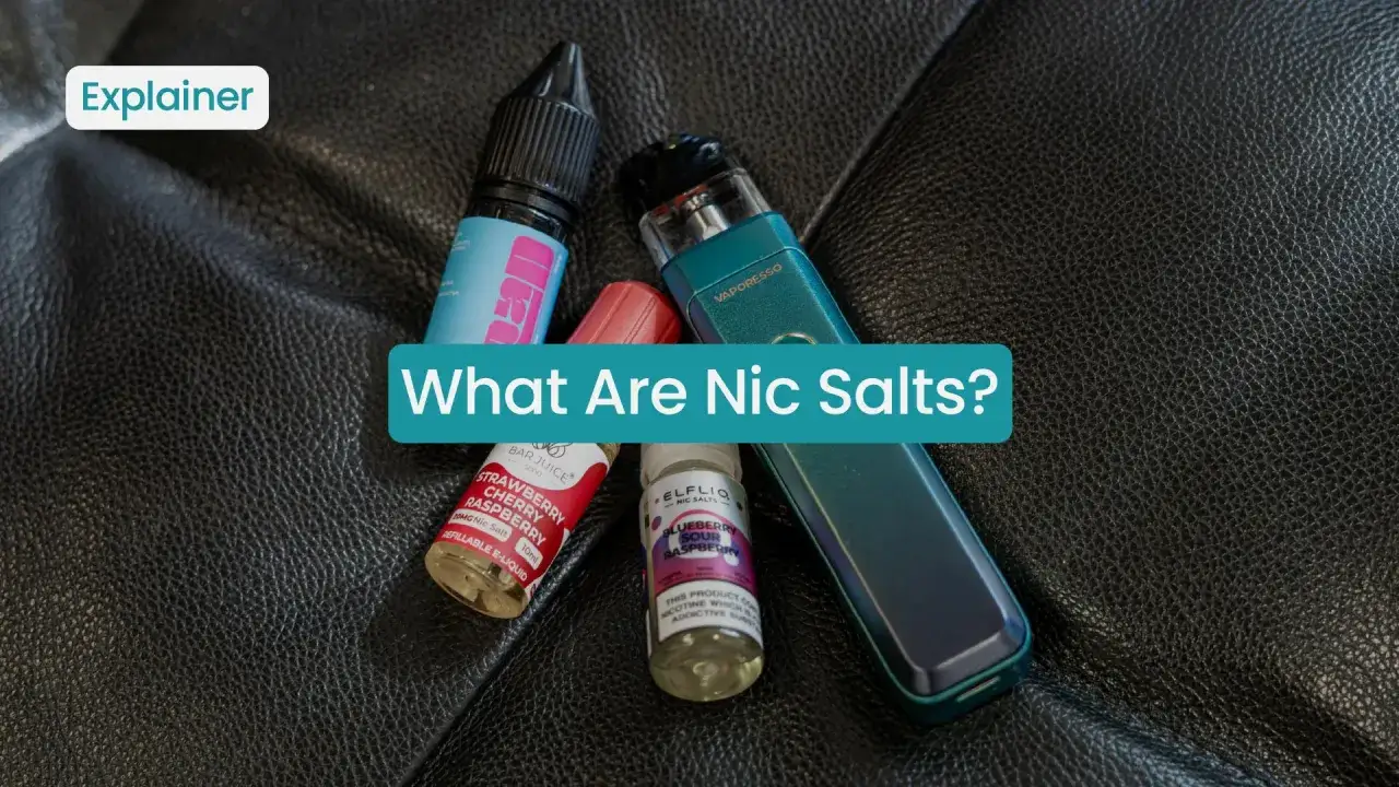 Vapeadores y líquidos con nicsalt, como fresa, frambuesa y arándano, sobre fondo negro.