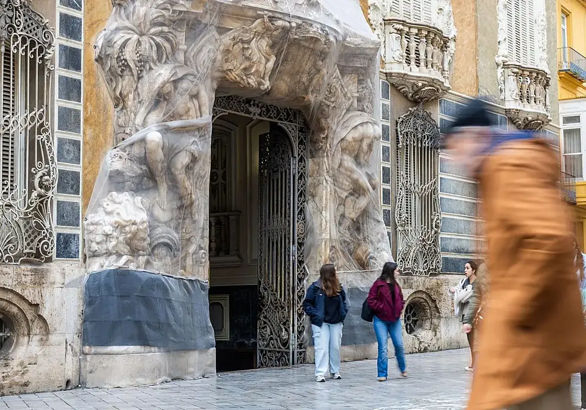 Fachada del museo cer&aacute;mica valencia, con esculturas cubiertas.