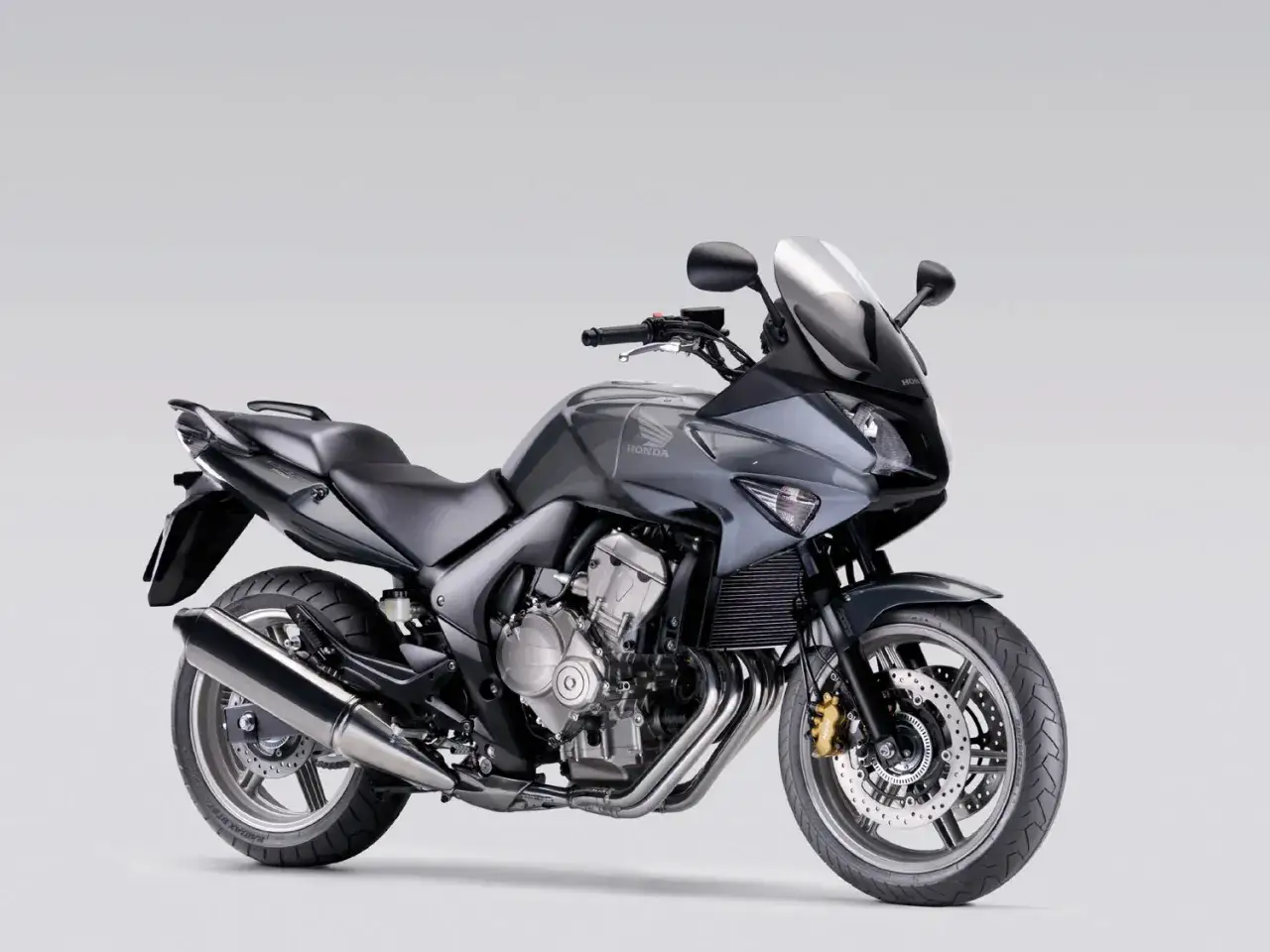 Szary motocykl Honda CBF 600, idealny do miasta i na trasy. Sprawdź honda cbf 600 dane techniczne.