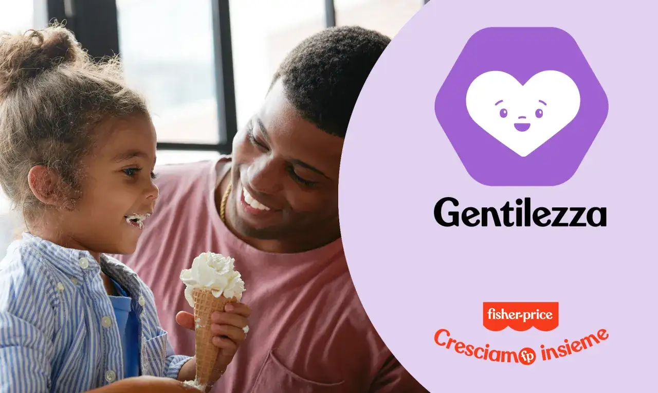 Un padre sorride alla figlia che mangia un gelato. Il testo 