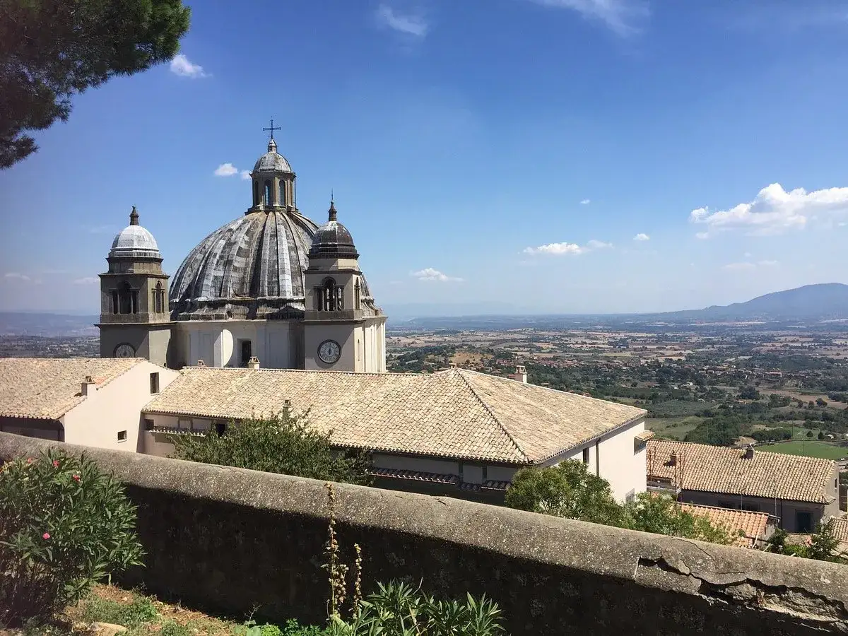 La breccola di Montefiascone domina il paesaggio con la sua cupola imponente.